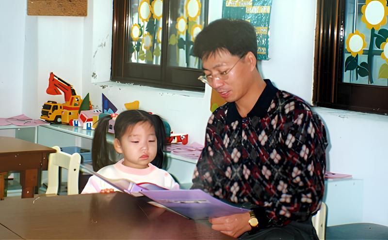 Childhood photo of Choi Jeong studying Go with her father