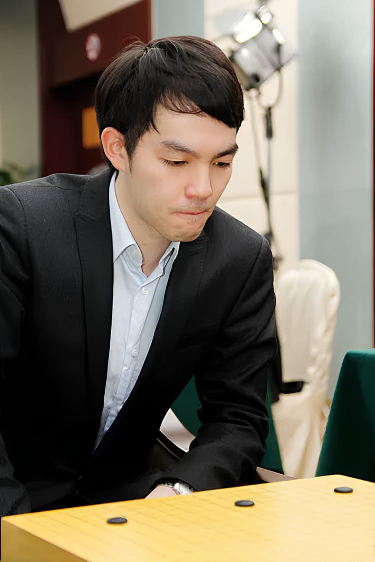 Chinese Go professional Li Xuanhao concentrating during a tournament game