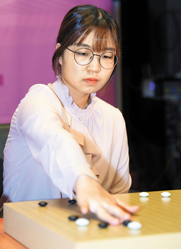 Choi Jeong reaching to place a stone in a professional match