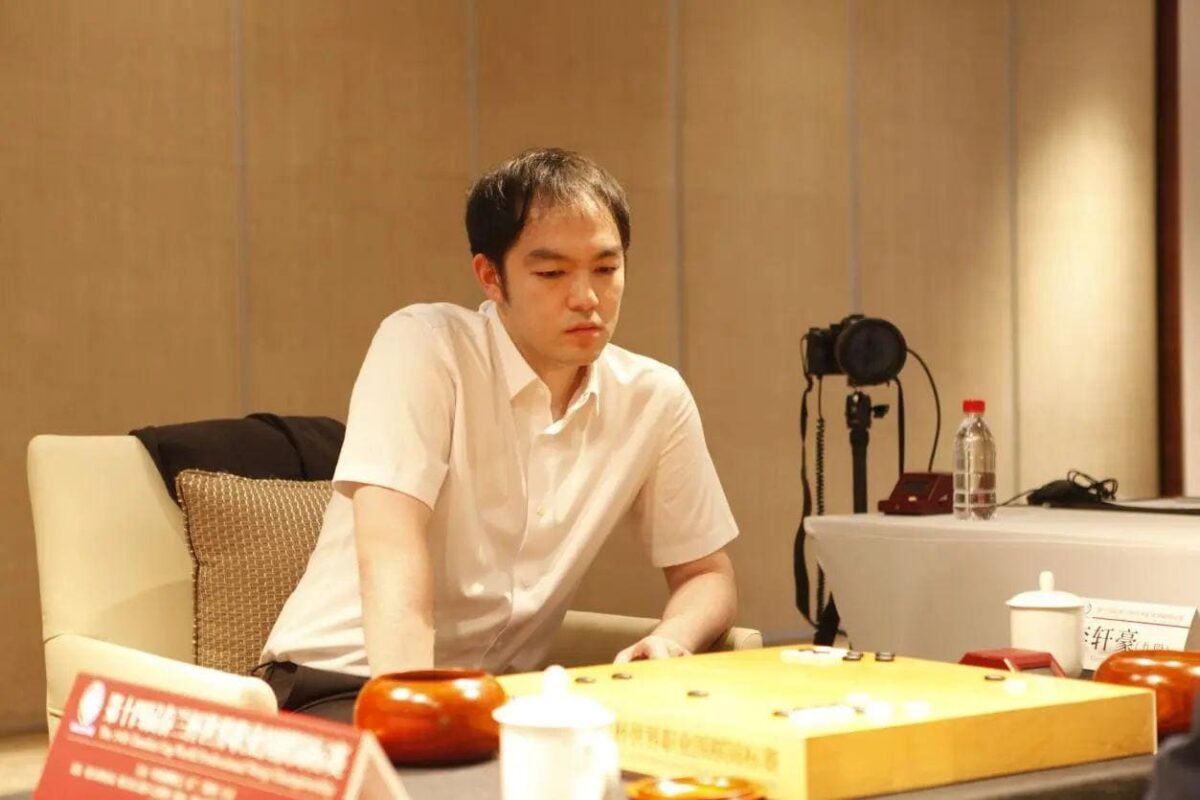 Go player Li Xuanhao analyzing the board during a tournament match