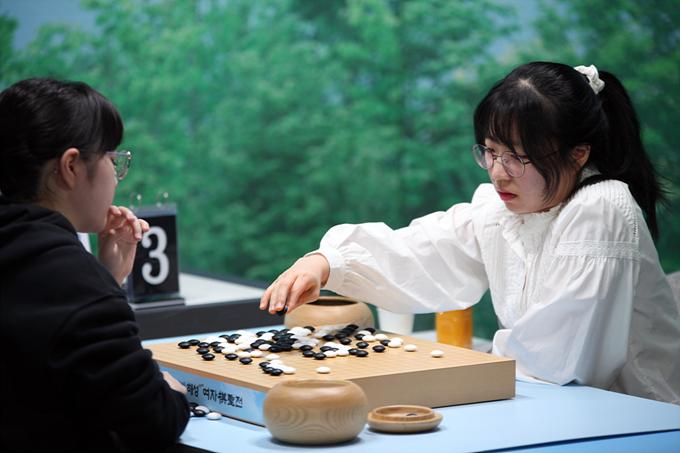 Choi Jeong calculating her next move during a competitive Go match
