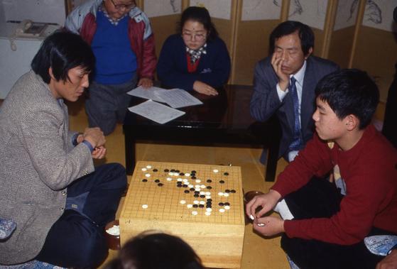 A young Korean Go prodigy takes on an older opponent in the first game of the 28th Chaegowi tournament.