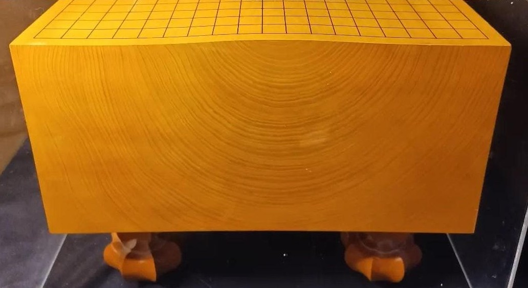 Quarter sawn Go board showing elegant curved wood grain from side view